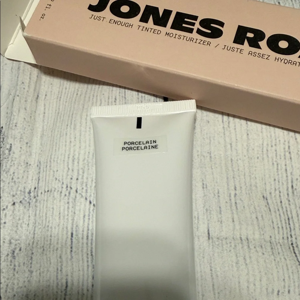 Jones Road Just Enough Tinted Moisturizer Porcelain - Picture 4 of 4